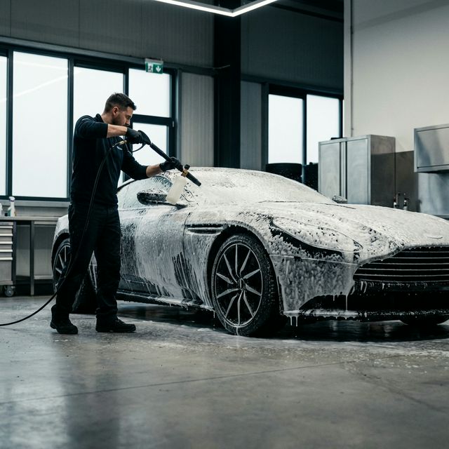 Lavado profesional de coche con espuma activa